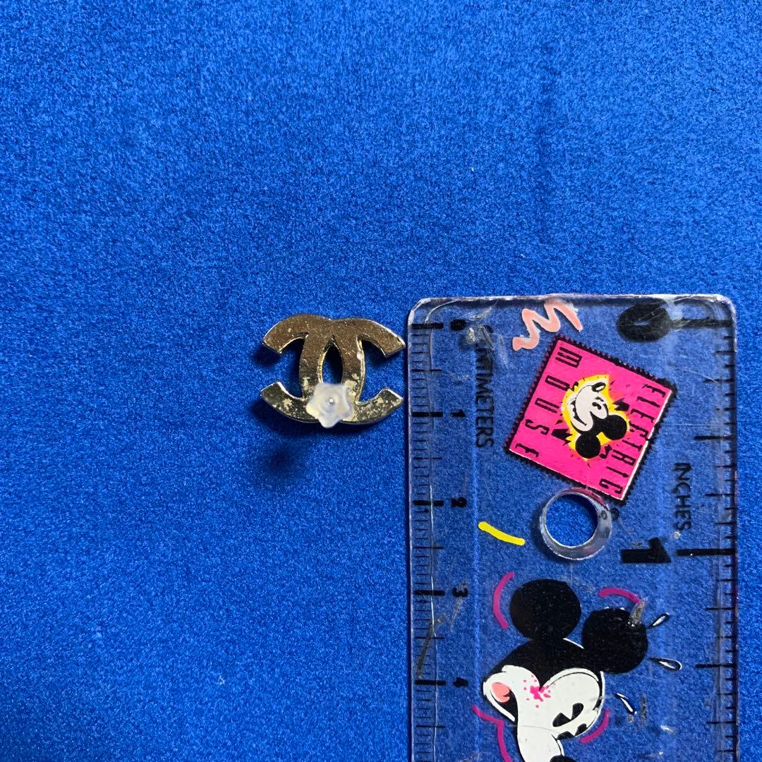 シャネルのココマーク・ラインストーン付きピアス（ゴールド系）