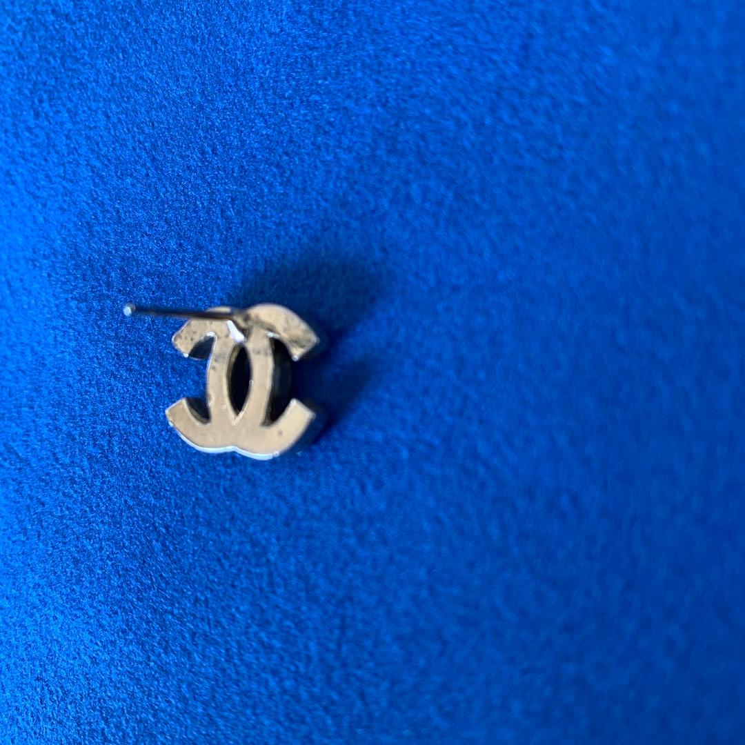 シャネルのココマーク・ラインストーン付きピアス（ゴールド系）