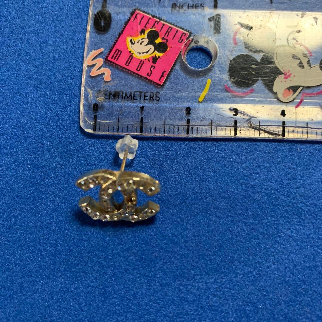 シャネルのココマーク・ラインストーン付きピアス（ゴールド系）