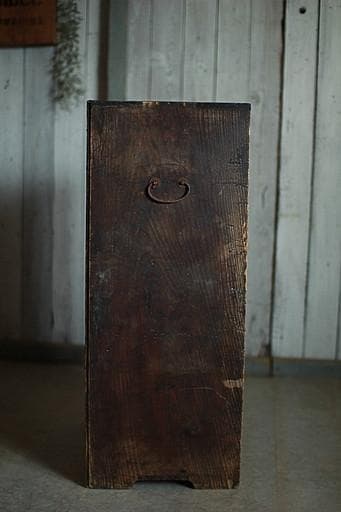 古く味のある4マスの収納棚 食器棚 本棚 収納棚 古家具