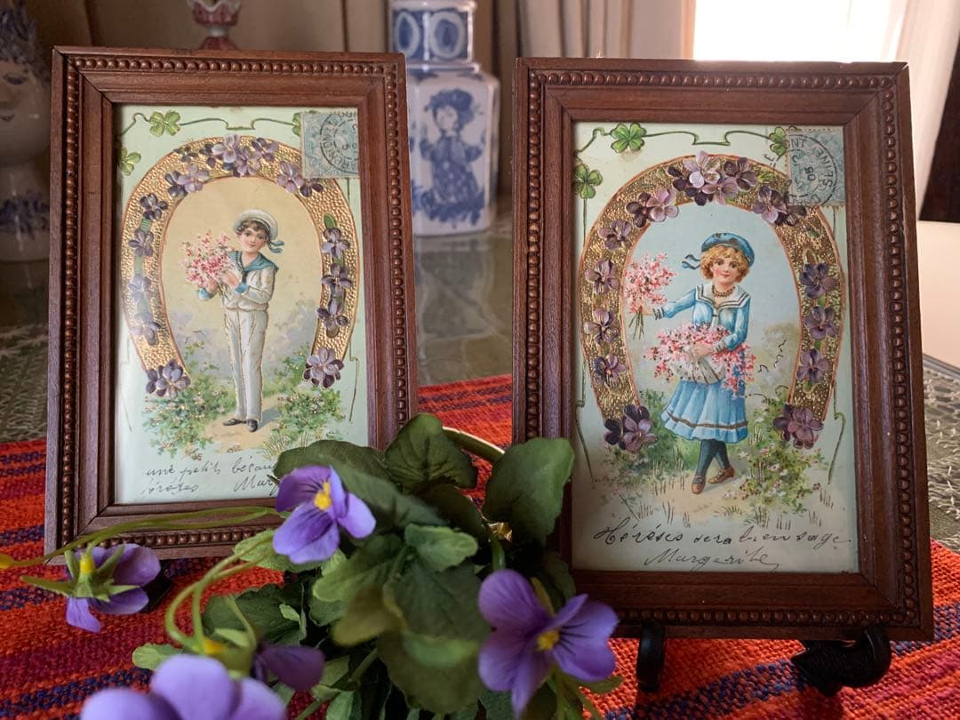 フランスアンティーク　エンボスされた絵葉書が入ったペアの小さな可愛過ぎる額！