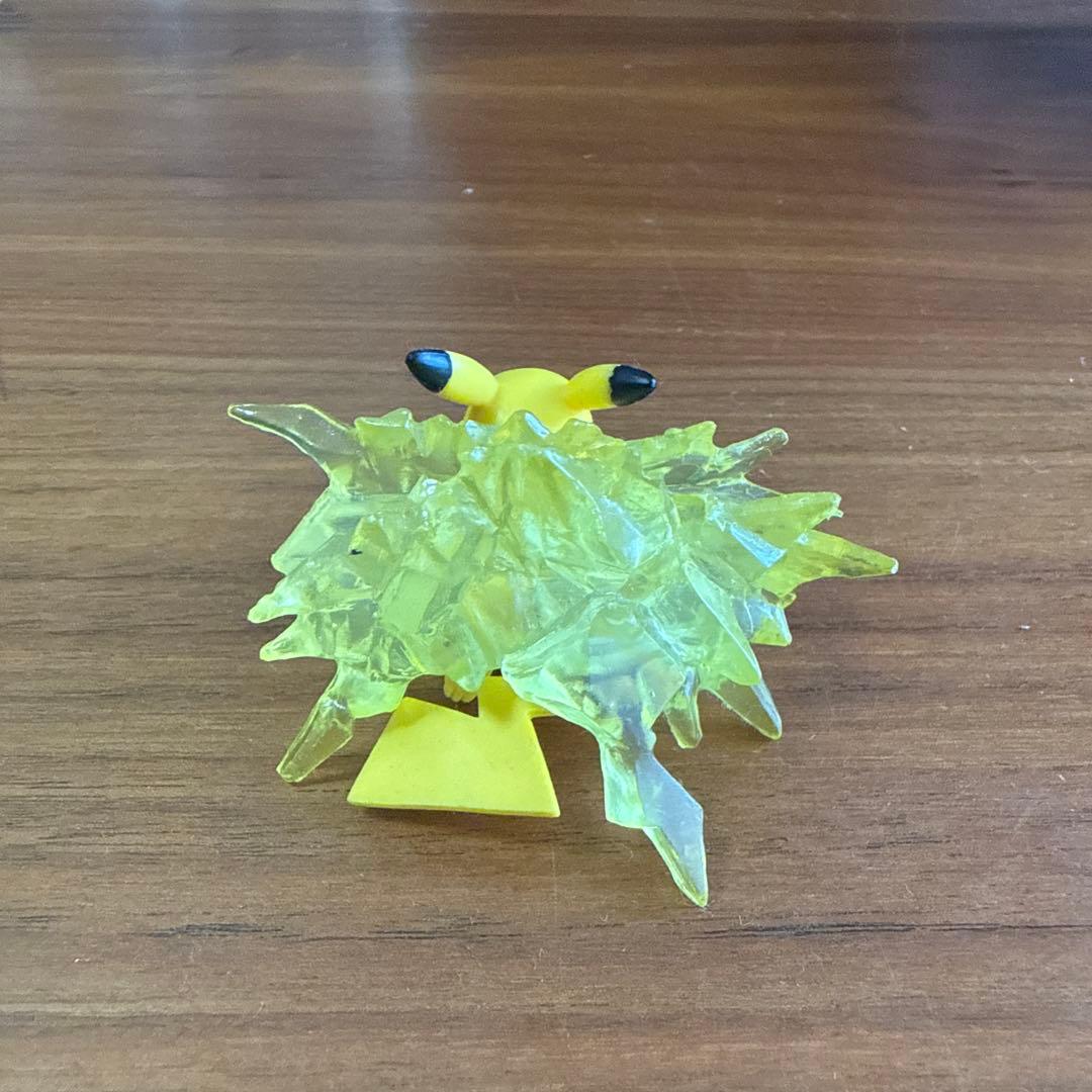 ピカチュウ フィギュア エフェクト付き　スマホ置き