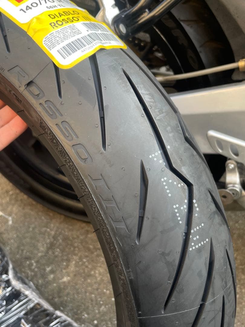 ぴ*こ様 (新品)ピレリ　ディアブロロッソⅢ 前後セット　赤ペイントペン