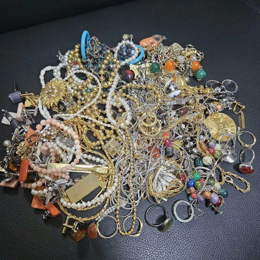 実家整理品C】イミテーションアクセサリー約1100gネックレス、ブローチ
