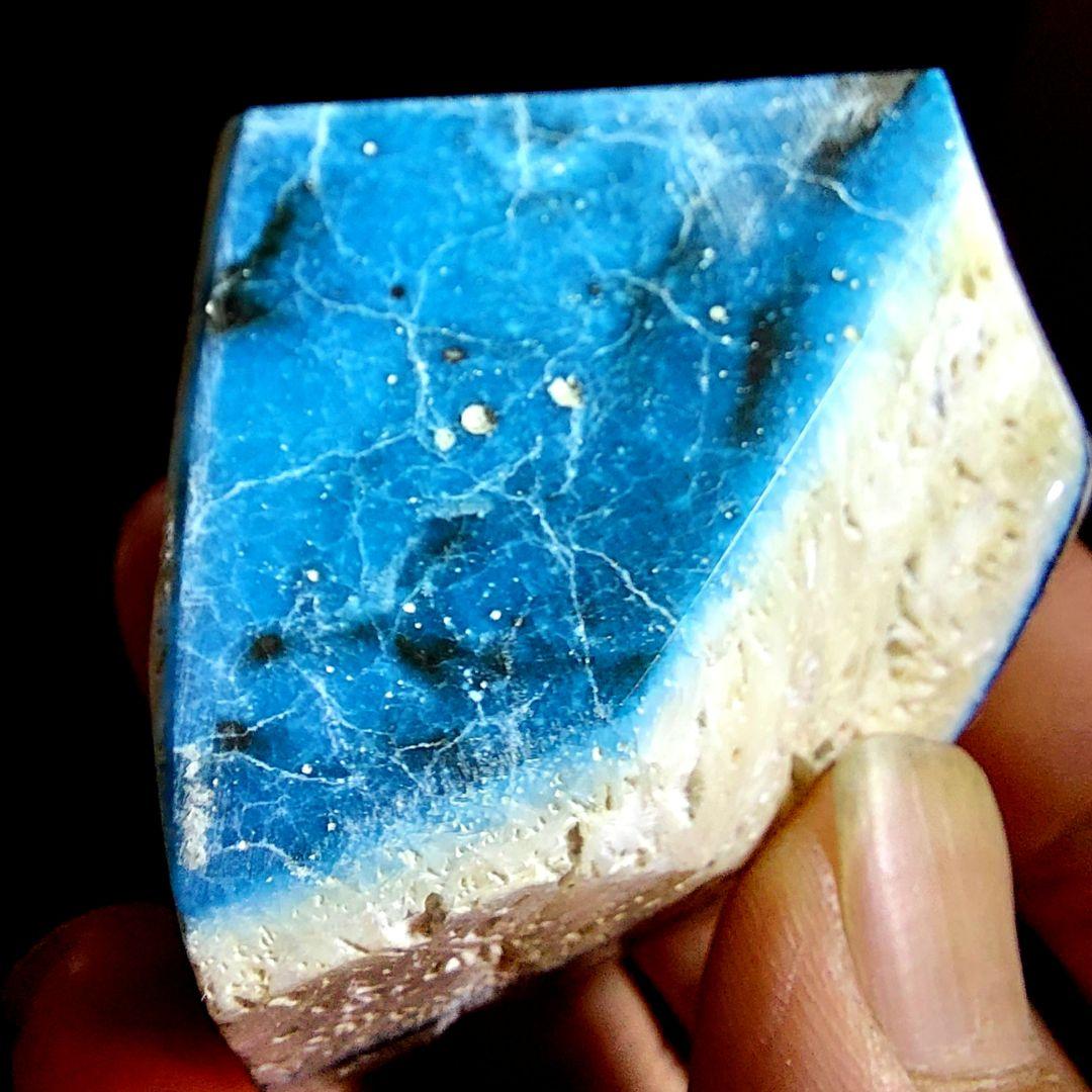 綺麗な星空カラーの激レア石ブルーアイス グレイシアライト原石表面