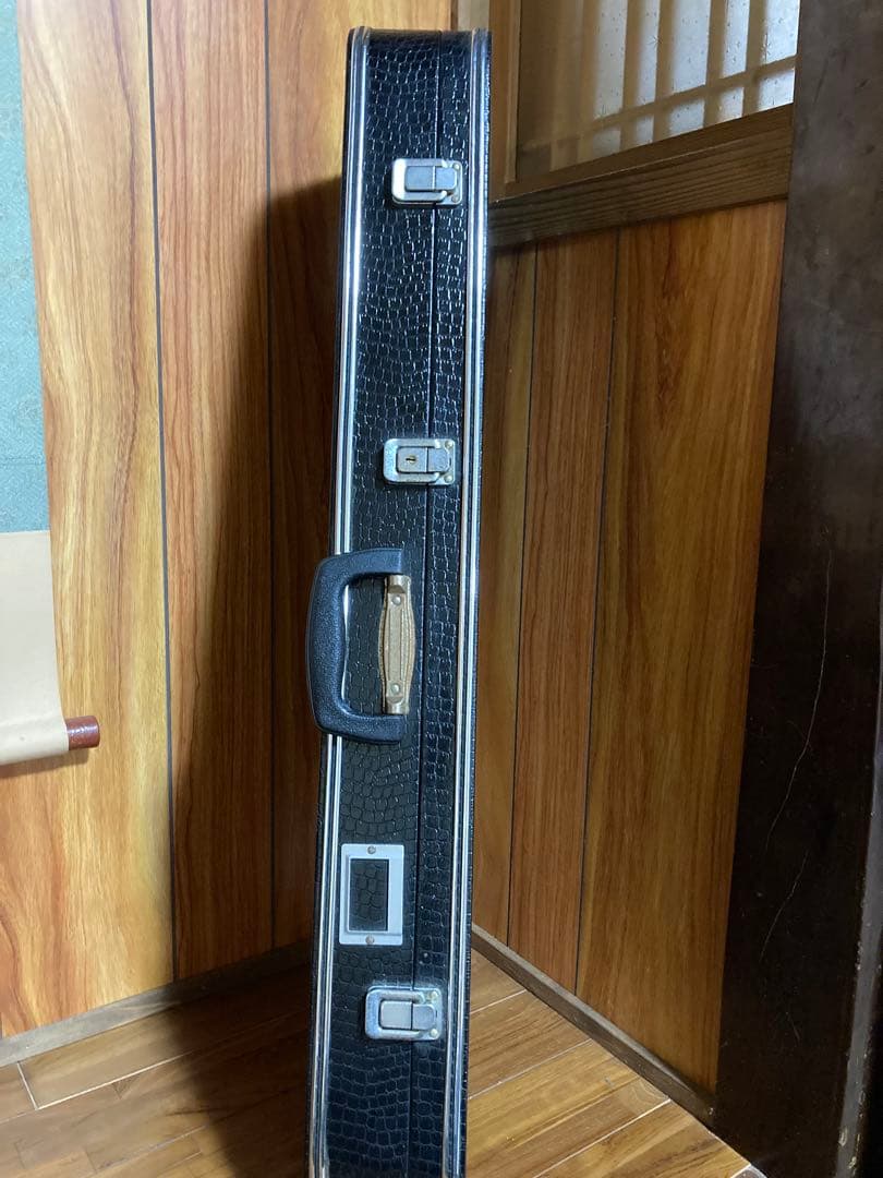 ち*ろ様 三線 本体 蛇皮 黒と金　人口革　ケース　鍵付き