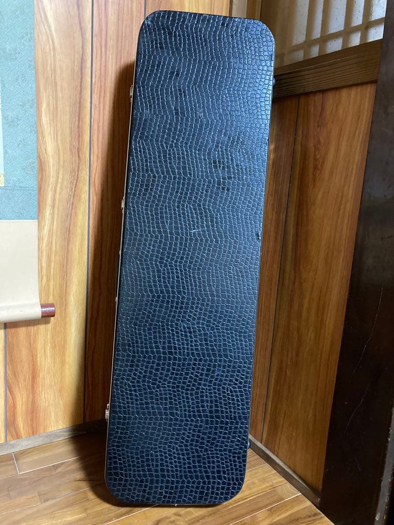 ち*ろ様 三線 本体 蛇皮 黒と金　人口革　ケース　鍵付き