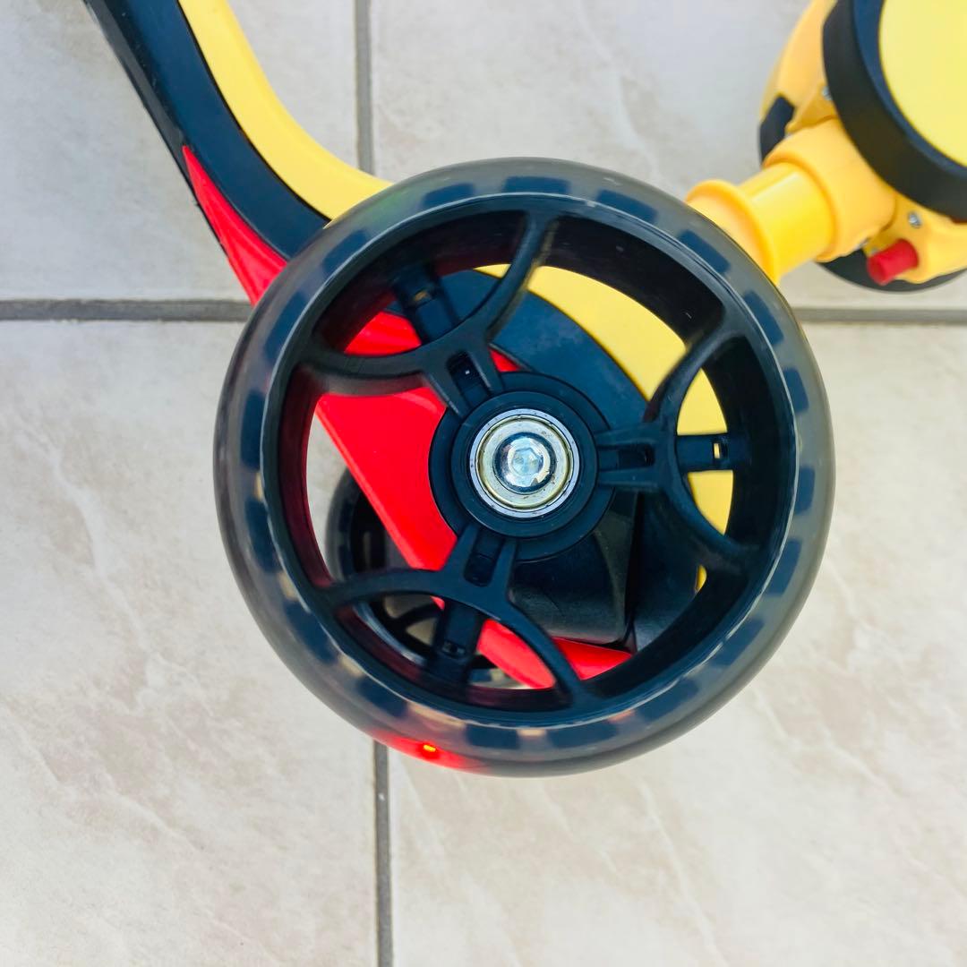 KÜB黄色い三輪スケーターホイール LEDライト 座ったり立ったりして乗れます