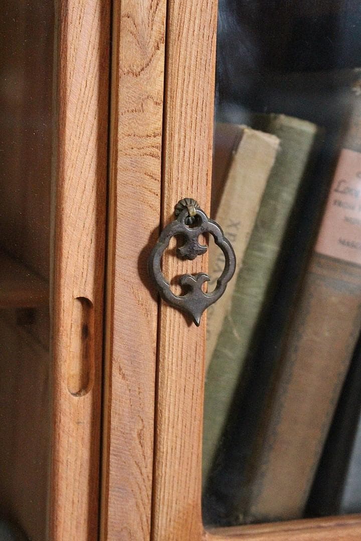 古い木枠のガラス戸棚 木製引き出し6杯 食器棚 本棚 キャビネット 古