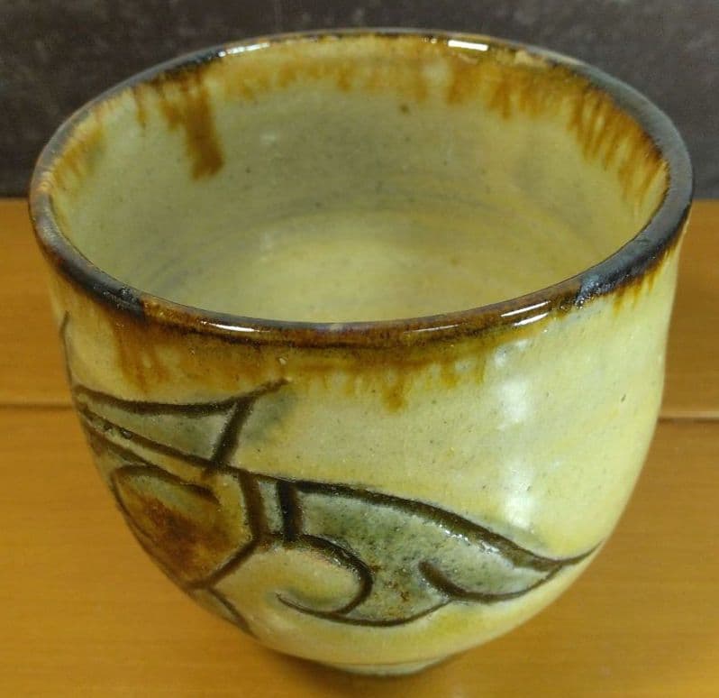 人間国宝 金城次郎 湯呑(魚2匹）栞 共箱(本人書付）壺屋焼 壷屋