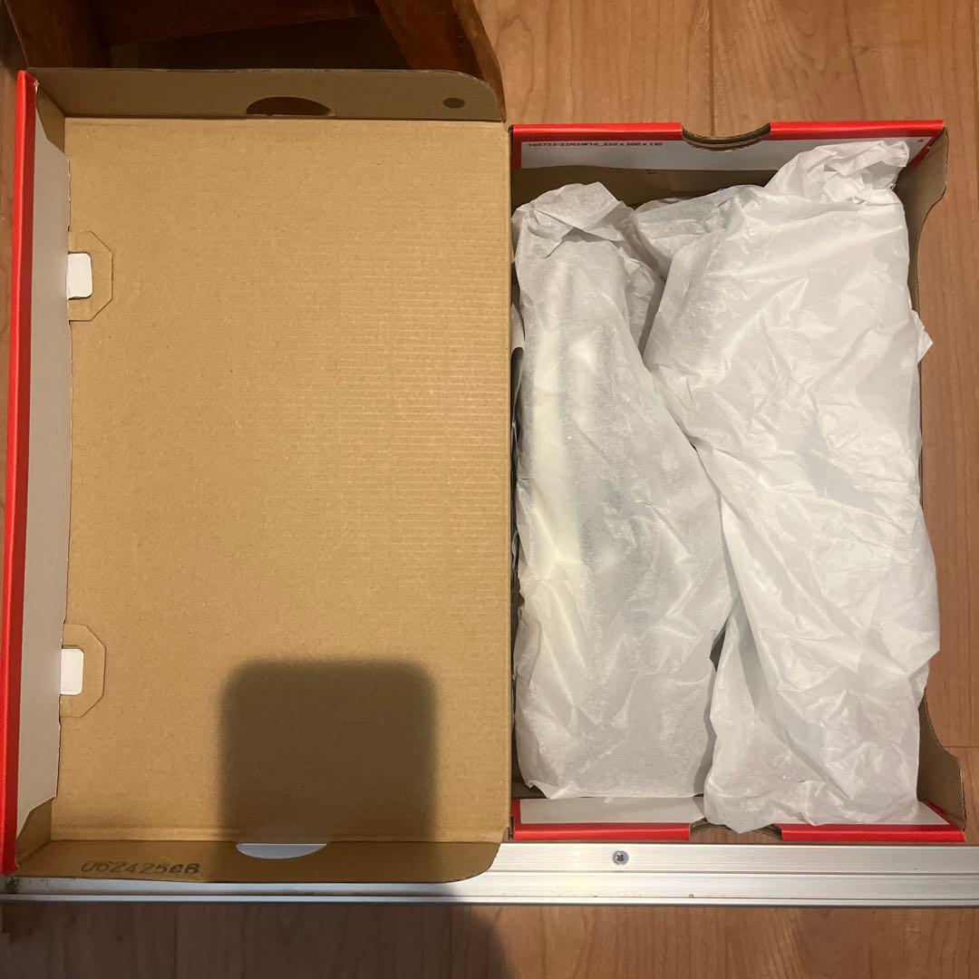 【新品】NIKE P-6000メタリックシルバー　23.5cm タグ、箱有り