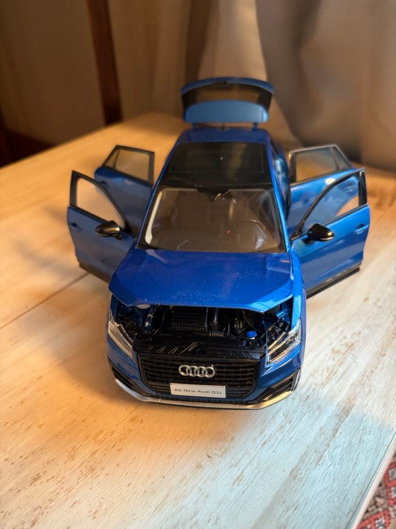 超美品❗️全開閉 希少Audi Q2L ミニカー 青色1/18 Audi