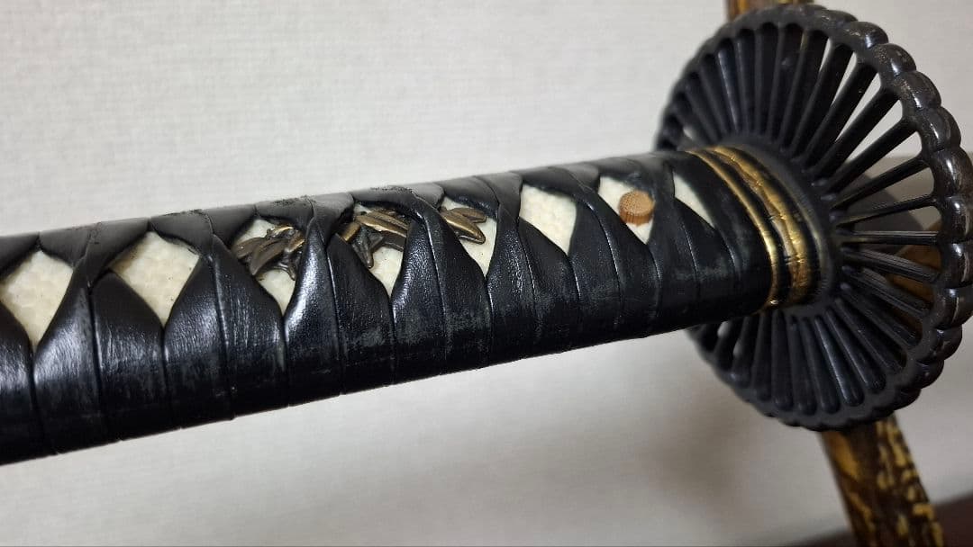 【高級居合刀】柄26cm本牛革巻 刀身2尺4寸5分 鍔元から鋒まで76.5cm