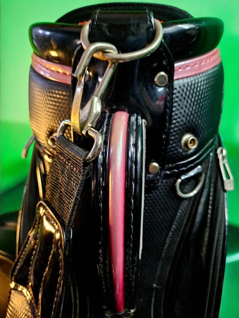 としくん送料無料/美品　adabat 大型エナメル高級キバッグ BLACK