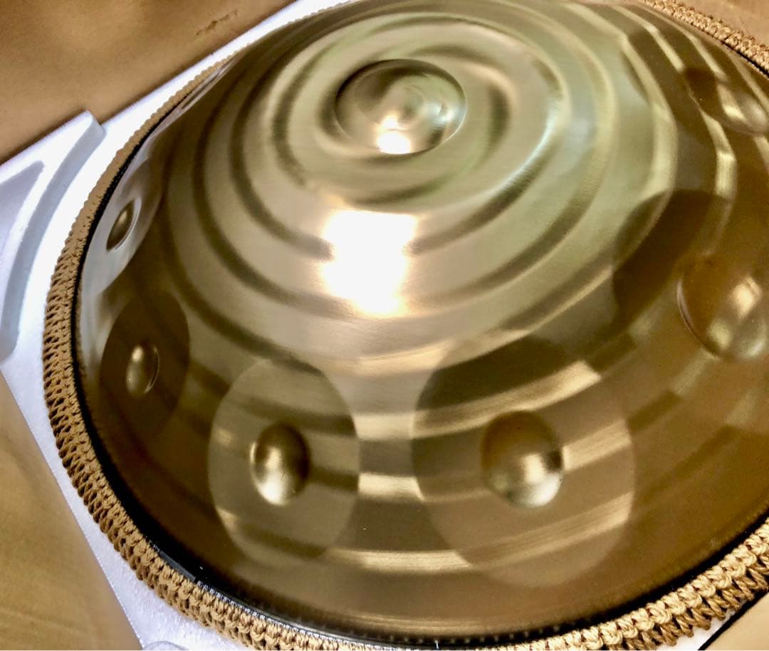 ハンドパン　56センチ10音A＝432Hz美しいゴールドの渦巻き模様　Dマイナー