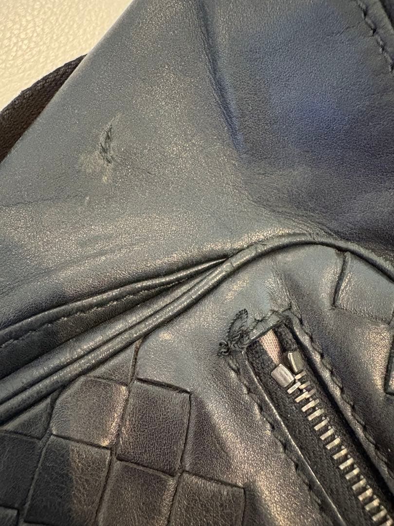 ボッテガヴェネタ 黒 ボディバッグ 編み込みデザイン