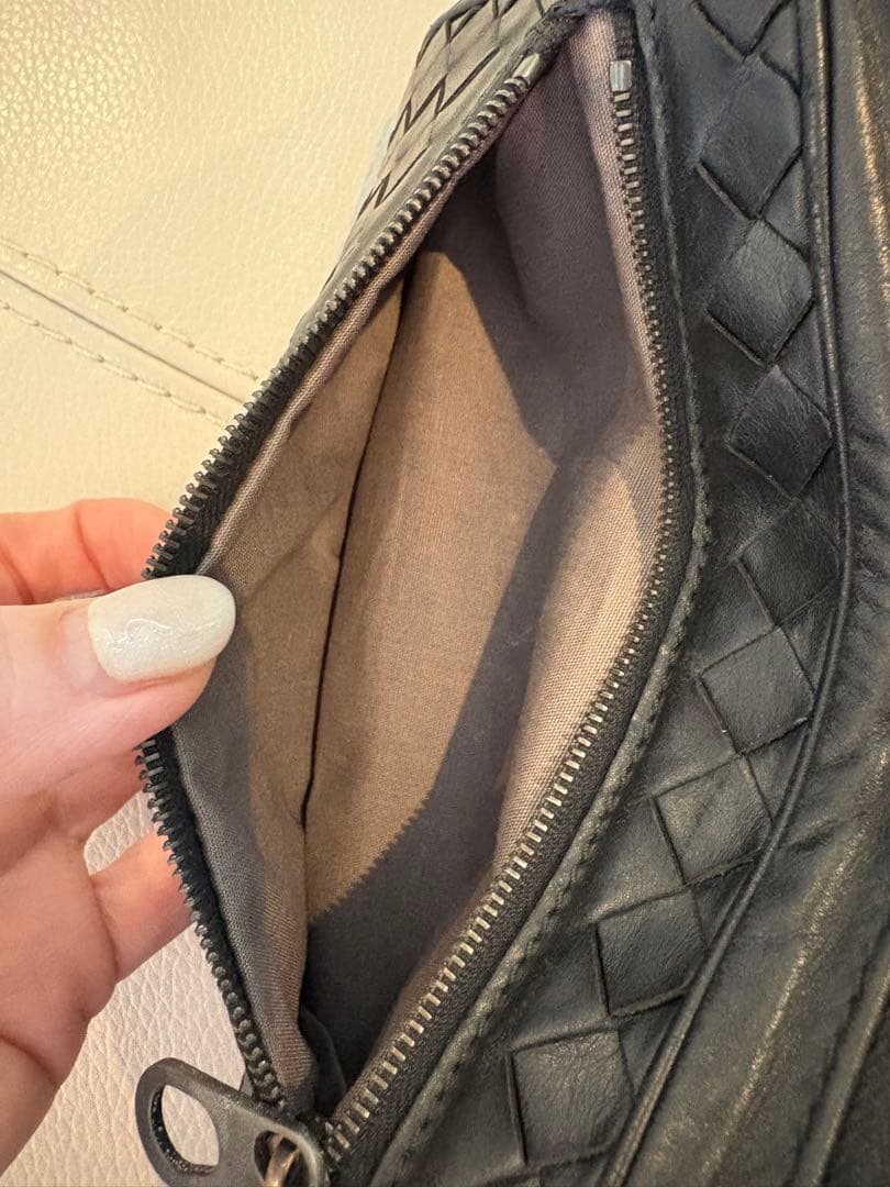 ボッテガヴェネタ 黒 ボディバッグ 編み込みデザイン