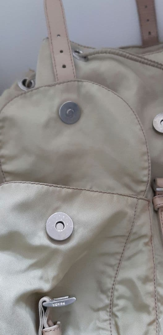 プラダ　リュック　ベージュ