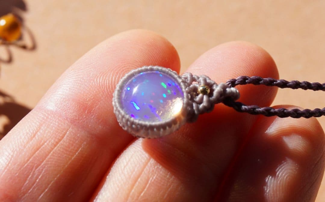 浮かぶ満月　エチオピア産オパール　マクラメ　ネックレス