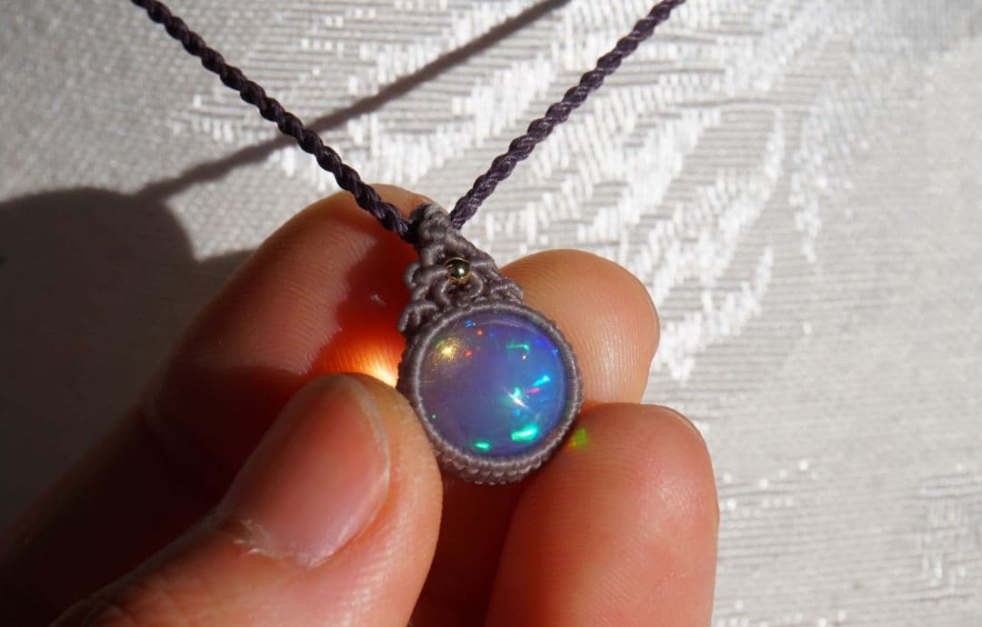 浮かぶ満月　エチオピア産オパール　マクラメ　ネックレス