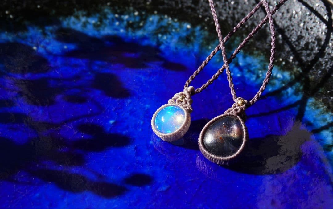 浮かぶ満月　エチオピア産オパール　マクラメ　ネックレス