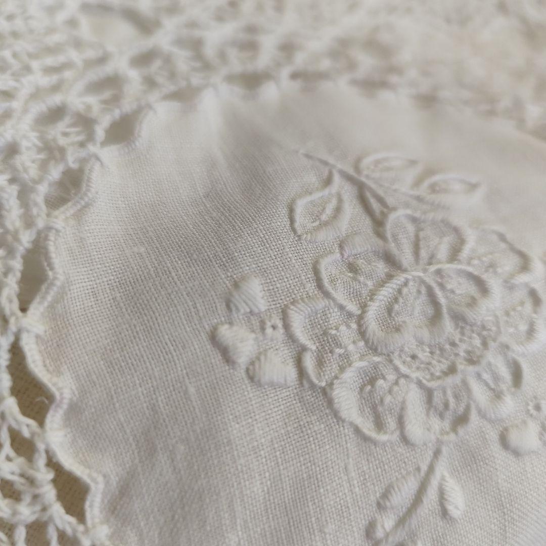 白糸手刺繍 リネンの形パネル 花刺繍 手編みレース マルチカバー