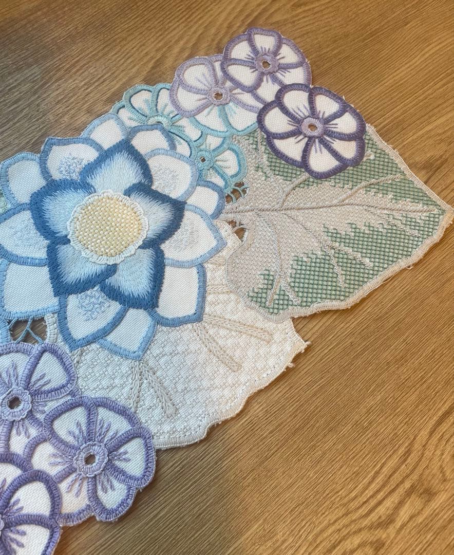 お値引き　戸塚刺繍作品　花柄テーブルセンター　ハンドメイド　130✖️20