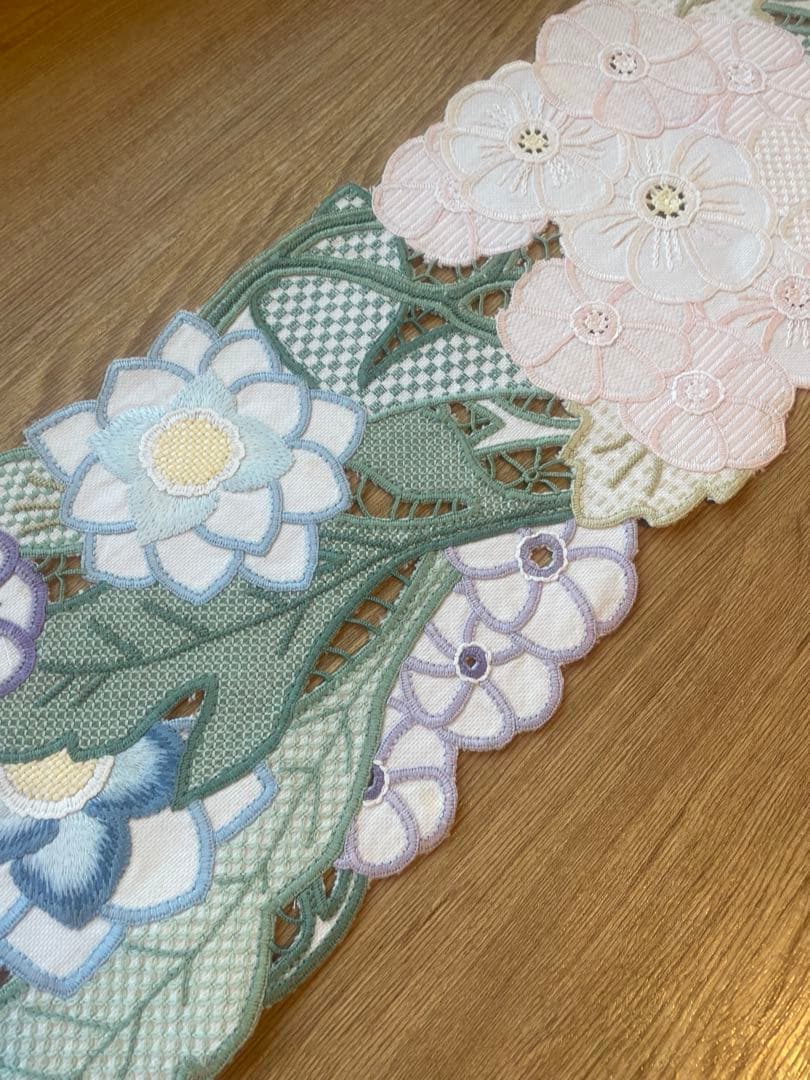 お値引き　戸塚刺繍作品　花柄テーブルセンター　ハンドメイド　130✖️20