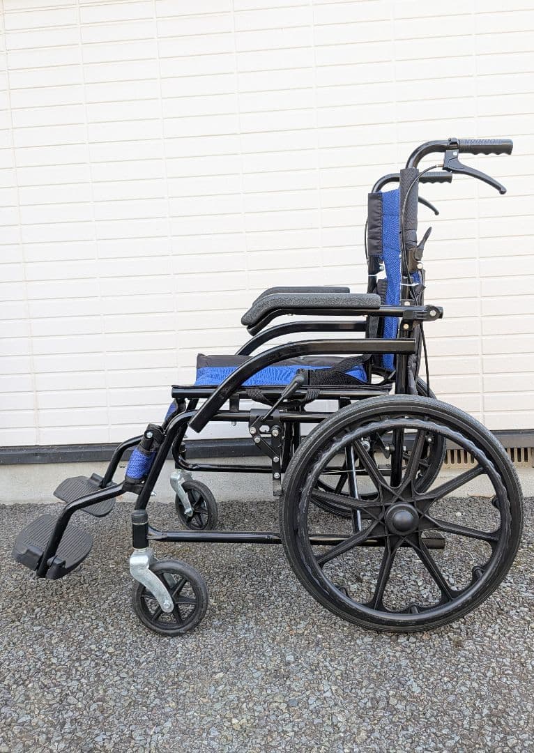 【送料無料】自走式 車椅子 折りたたみ ノーパンクタイヤ 介助ブレーキ
