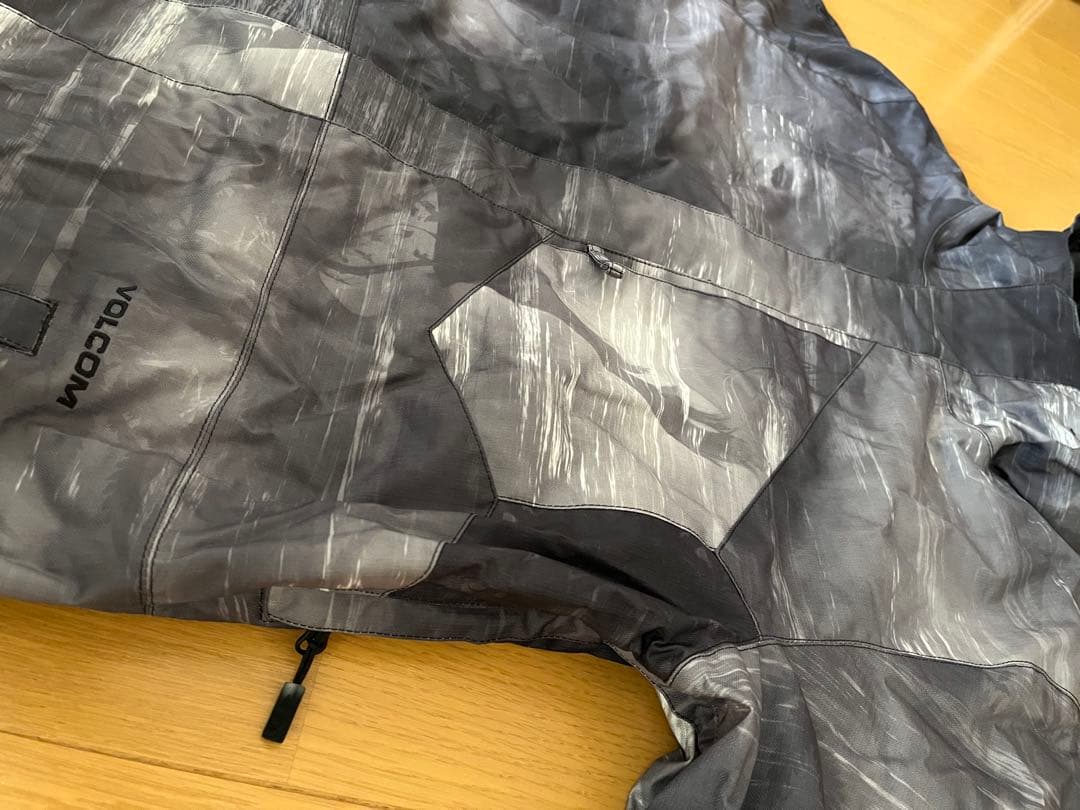 新品VOLCOM スノーボードジャケット グレー系