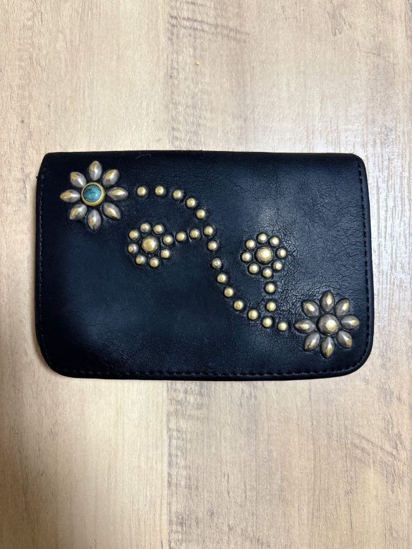 HTC ミドルウォレット ターコイズ フラワースタッズ 財布 - メルカリ