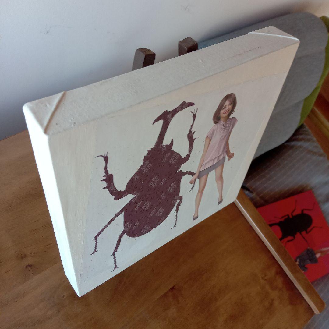 現代アート作品　松山賢　『抽象ガールと模様昆虫・白』（K.S.M.）