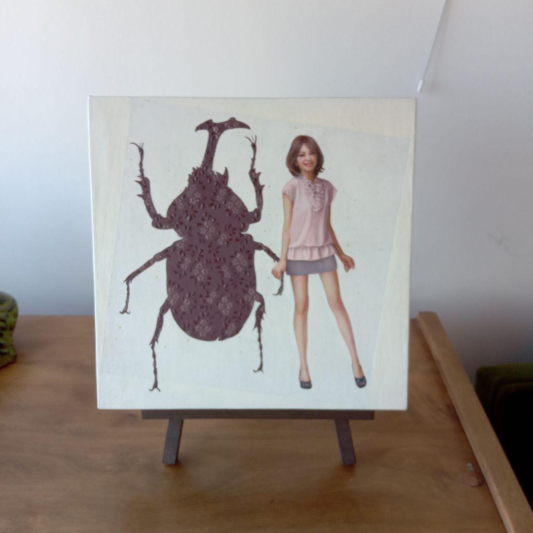 現代アート作品　松山賢　『抽象ガールと模様昆虫・白』（K.S.M.）