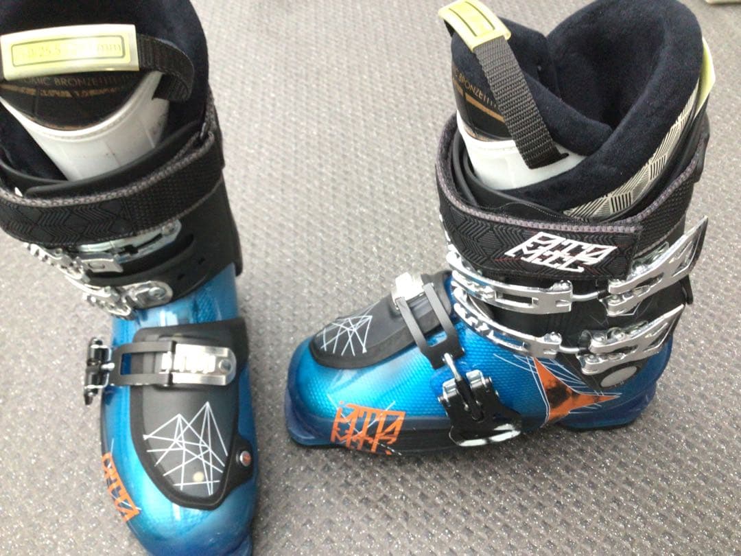 ⚠️ＡＴＯＭＩＣ　ＷＡＹＭＡＫＥＲ　スカイブルー　中古ブーツ25.5cm