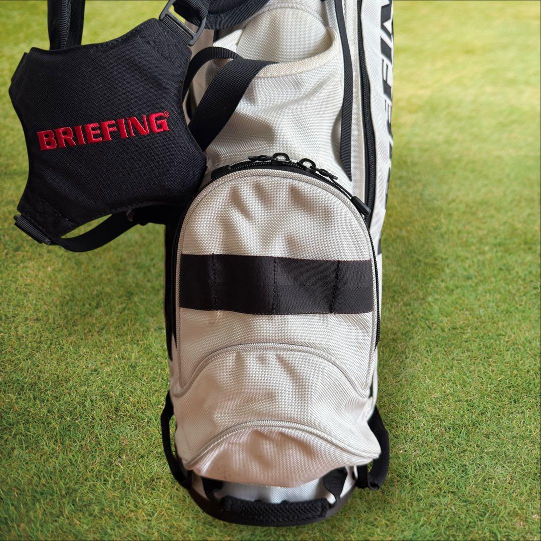 ビームスコラボ　ブリーフィング　キャディバッグ　軽量　白　黒　スタンド式　ゴルフ