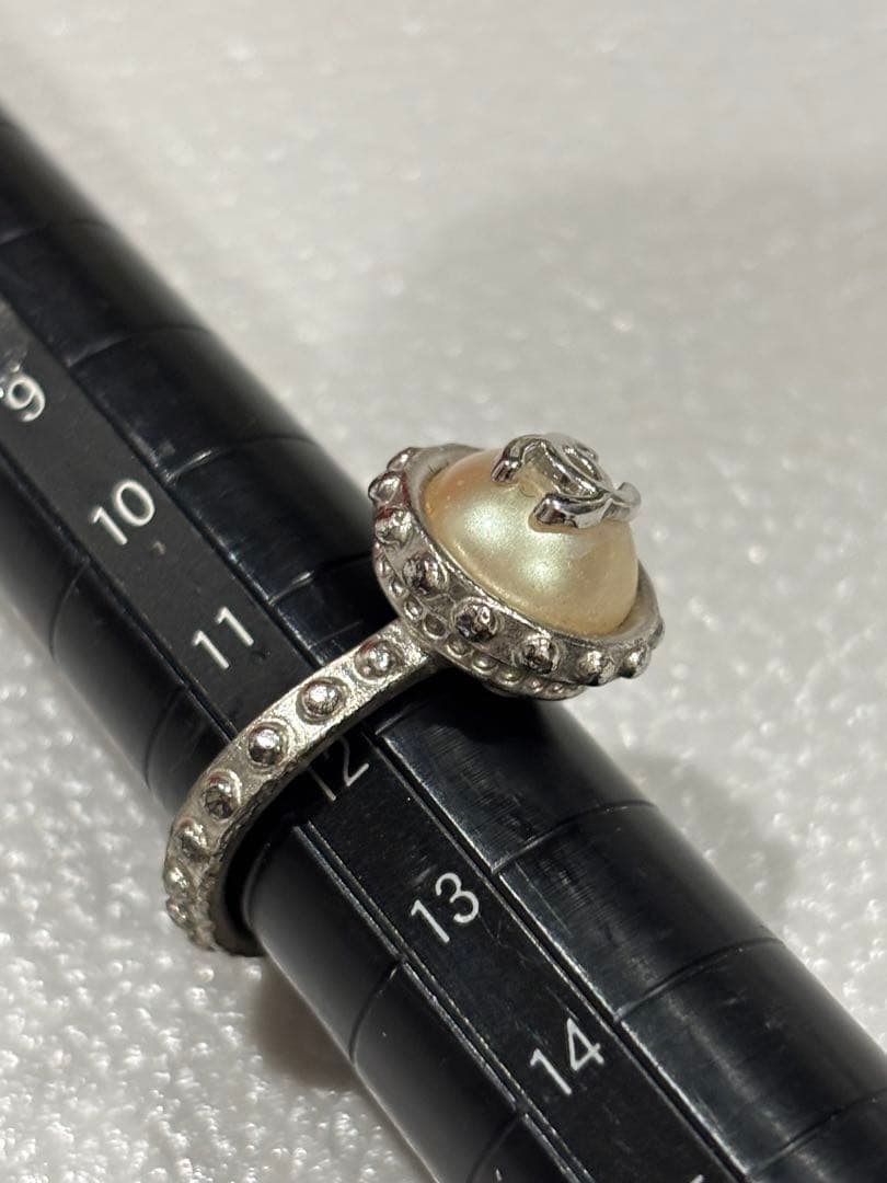 みーたん　シャネル 超美品 ロゴ入りパール調リング サイズ12号