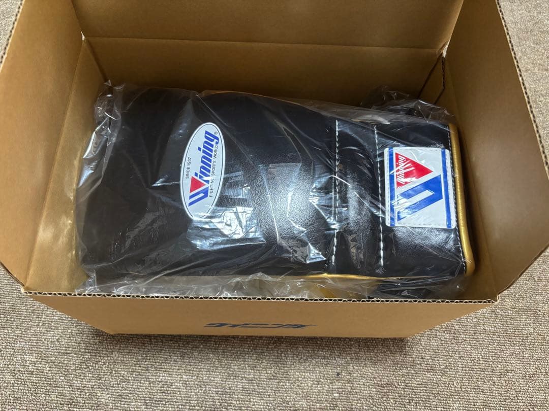 Winning ボクシンググローブ 18oz 紐式　黒　金　別注品