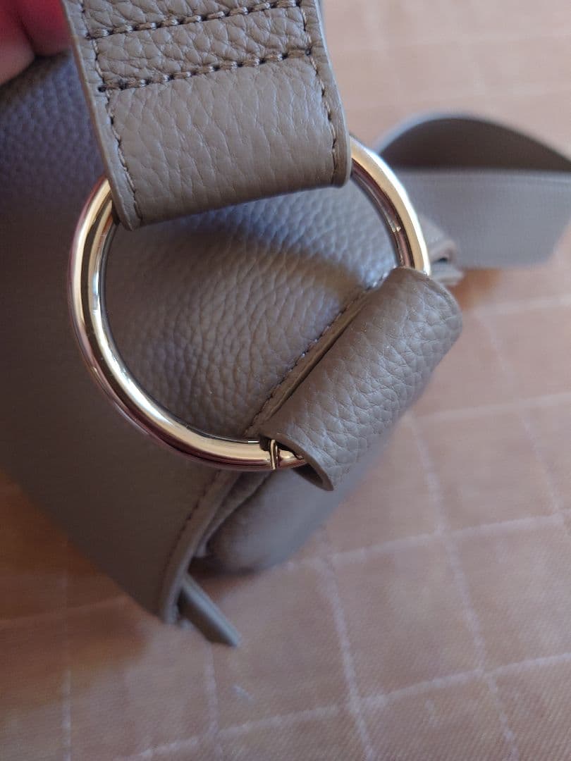 BEARDSLEY レザーボディバッグ　TAUPE