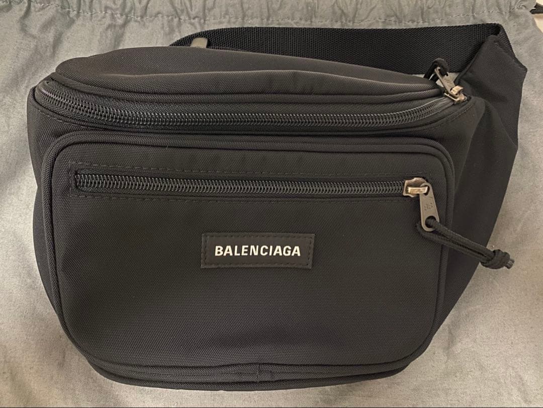 BALENCIAGA ブラック ボディバッグ