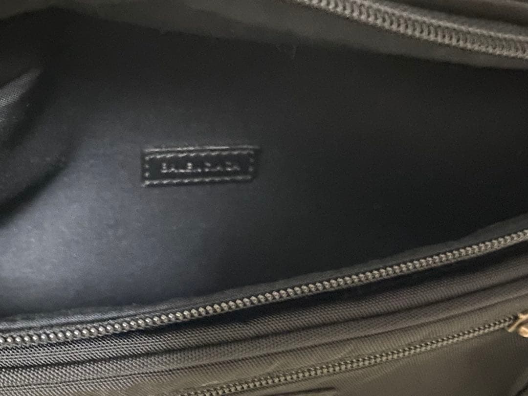 BALENCIAGA ブラック ボディバッグ