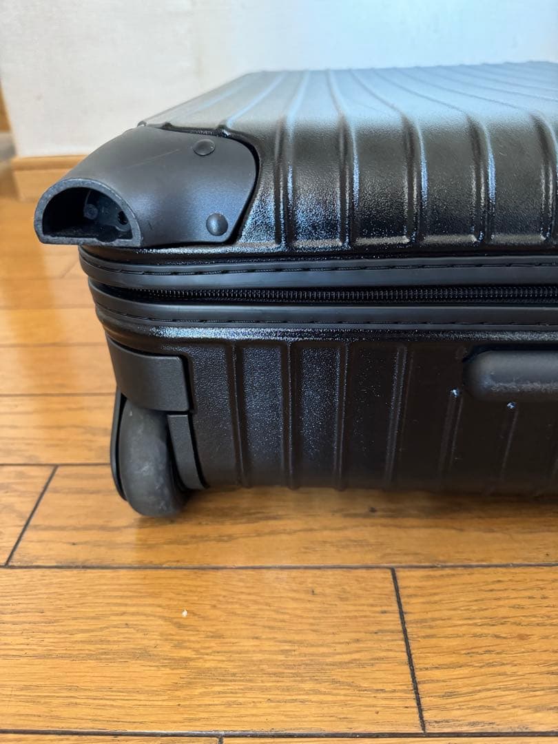 RIMOWA リモワ　サルサ　ブラック　黒35 L 。