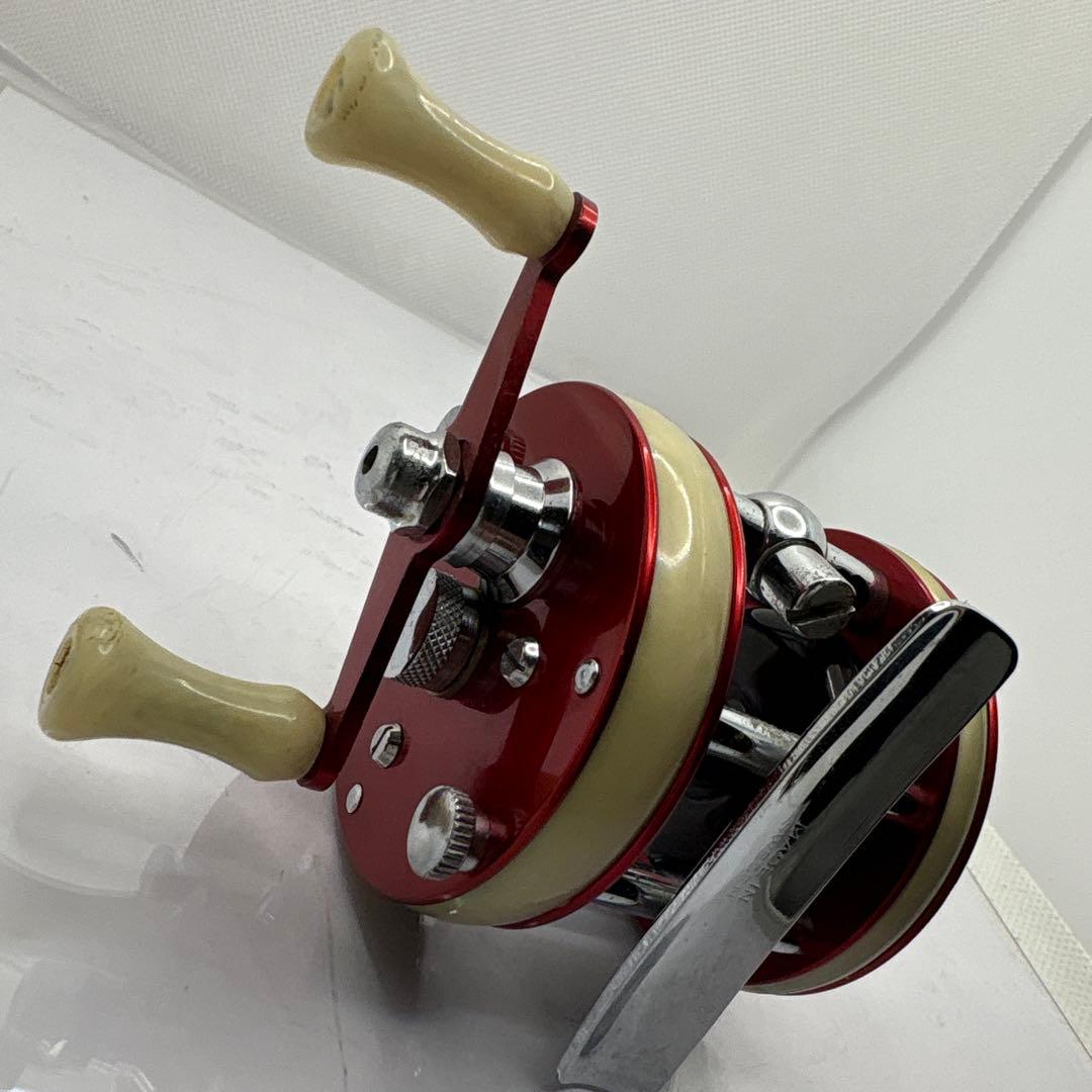 アブ2050 ベイトリール 赤/クリーム