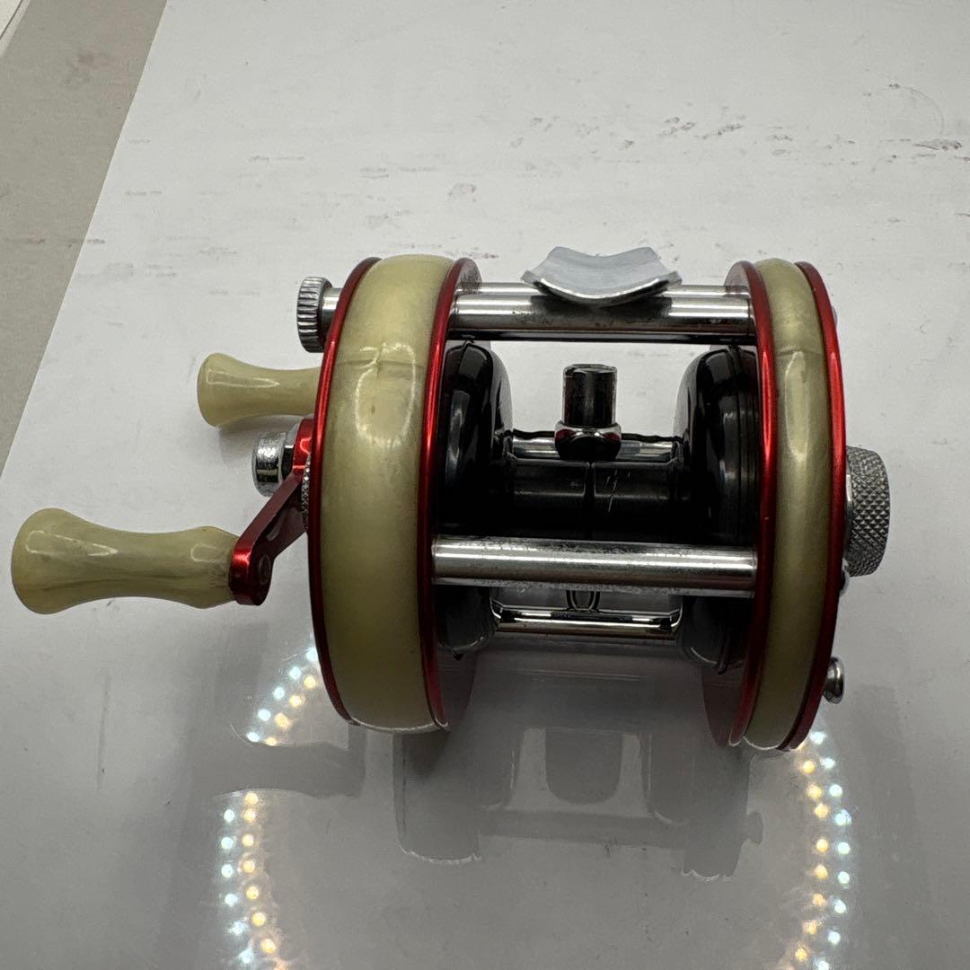 アブ2050 ベイトリール 赤/クリーム | Shop at Mercari from Japan