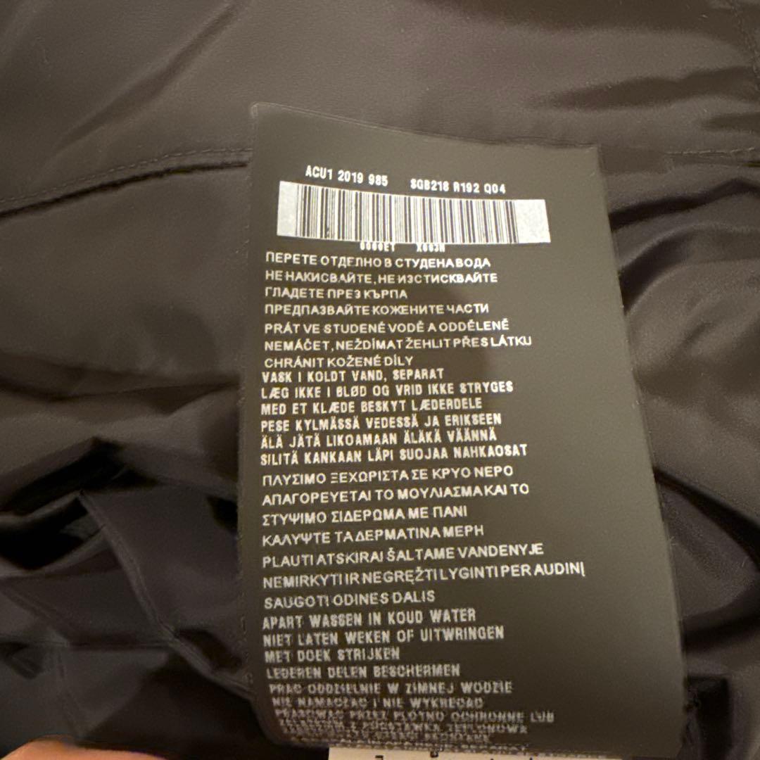 プラダ　ダウンジャケット　黒　Lサイズ