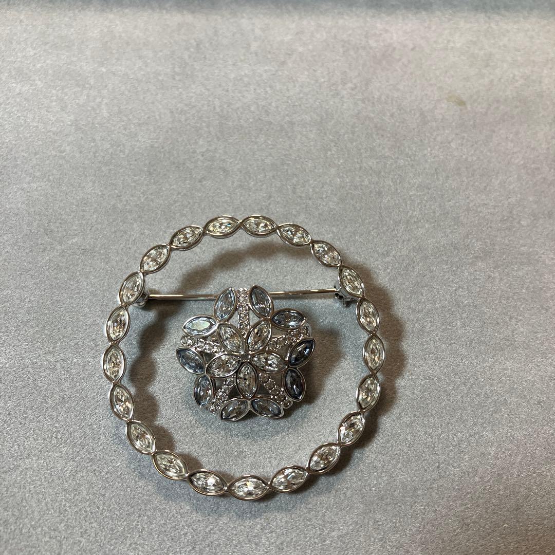 SWAROVSKI GINETTE ブローチ - メルカリ