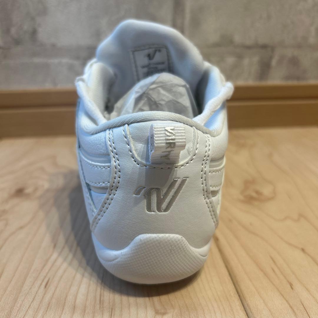 チアシューズ　バーシティ