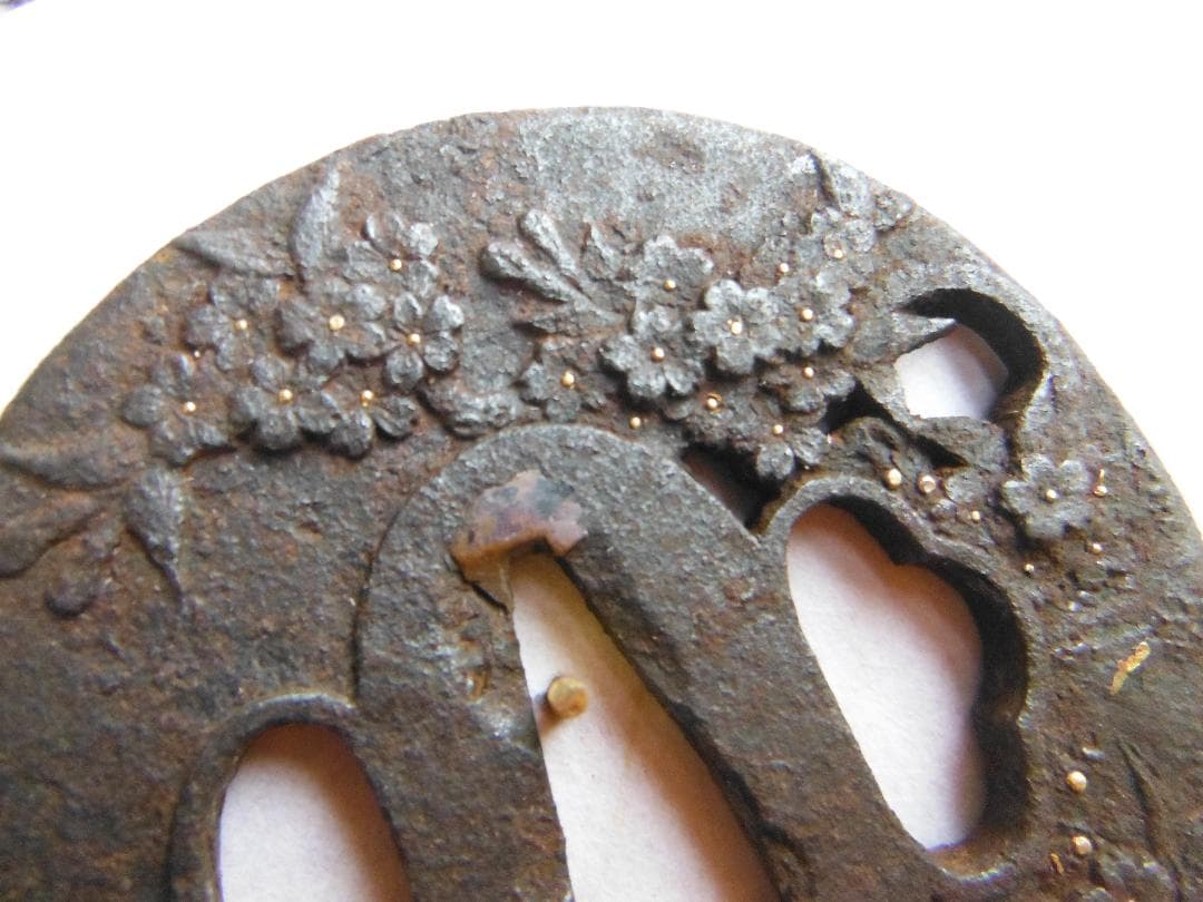 刀装具　鍔　桜彫刻 鉄製 (つば) 江戸時代