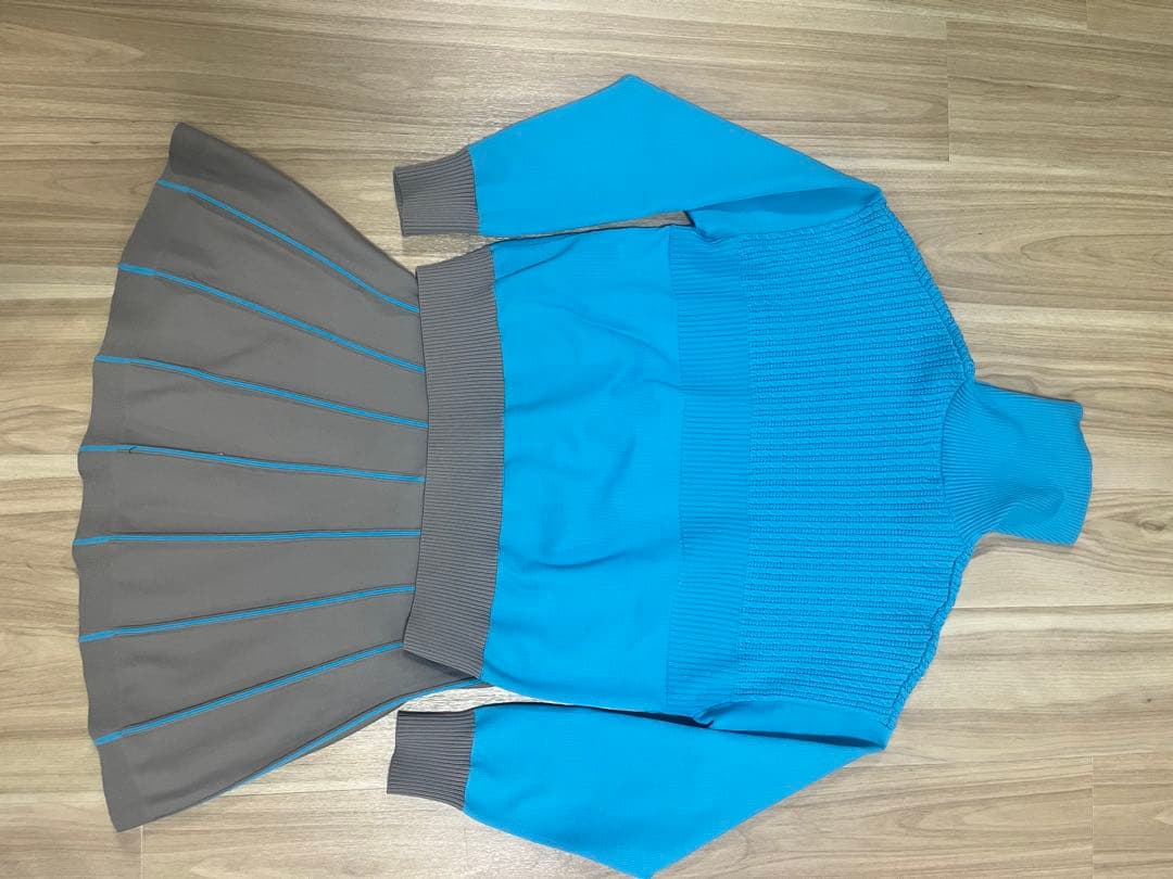 New balance ターコイズブルーセーターとグレージュスカート