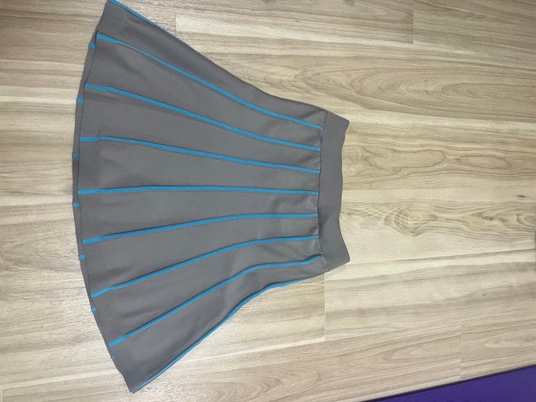 New balance ターコイズブルーセーターとグレージュスカート