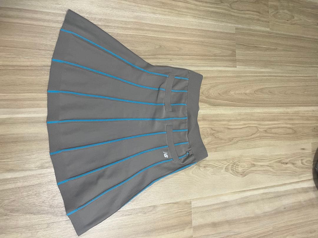 New balance ターコイズブルーセーターとグレージュスカート